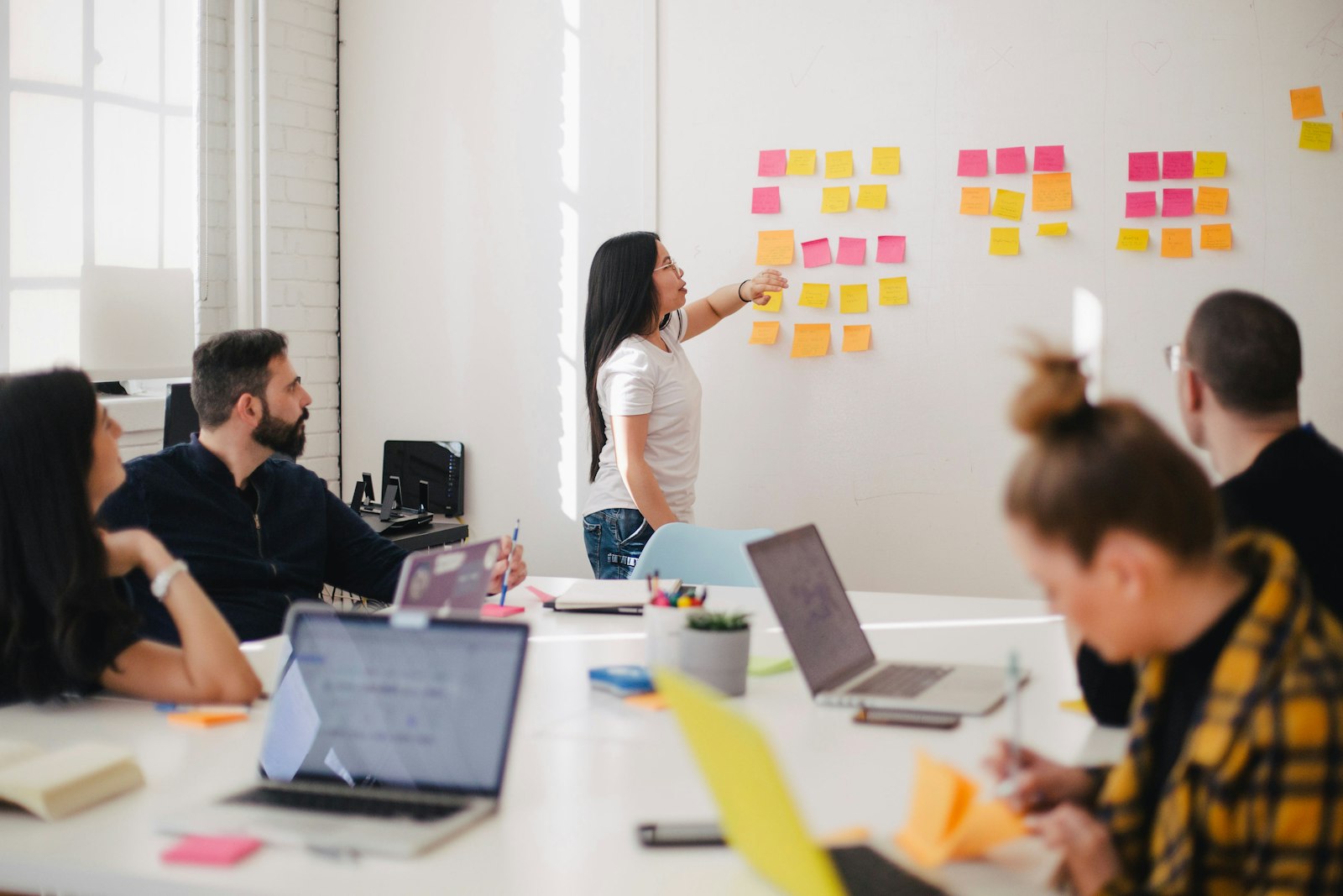 Team sportivo al lavoro su organizzazione e controllo operativo